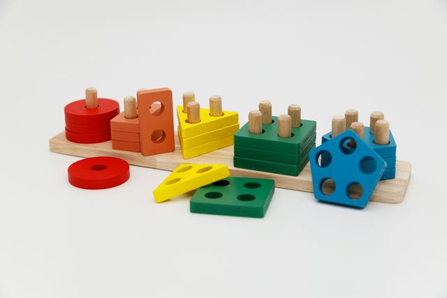 Een houten vormenpuzzel met gekleurde blokjes